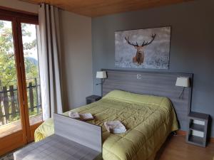 Chambre double avec tableau cerf et balcon - H&ocirc;tel Les Chamois